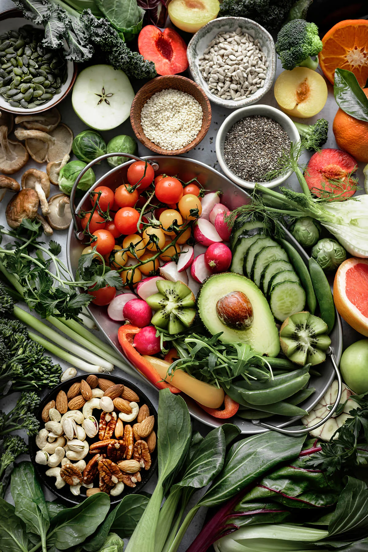 Composizione di ingredienti freschi e salutari come verdure, frutta, semi e noci